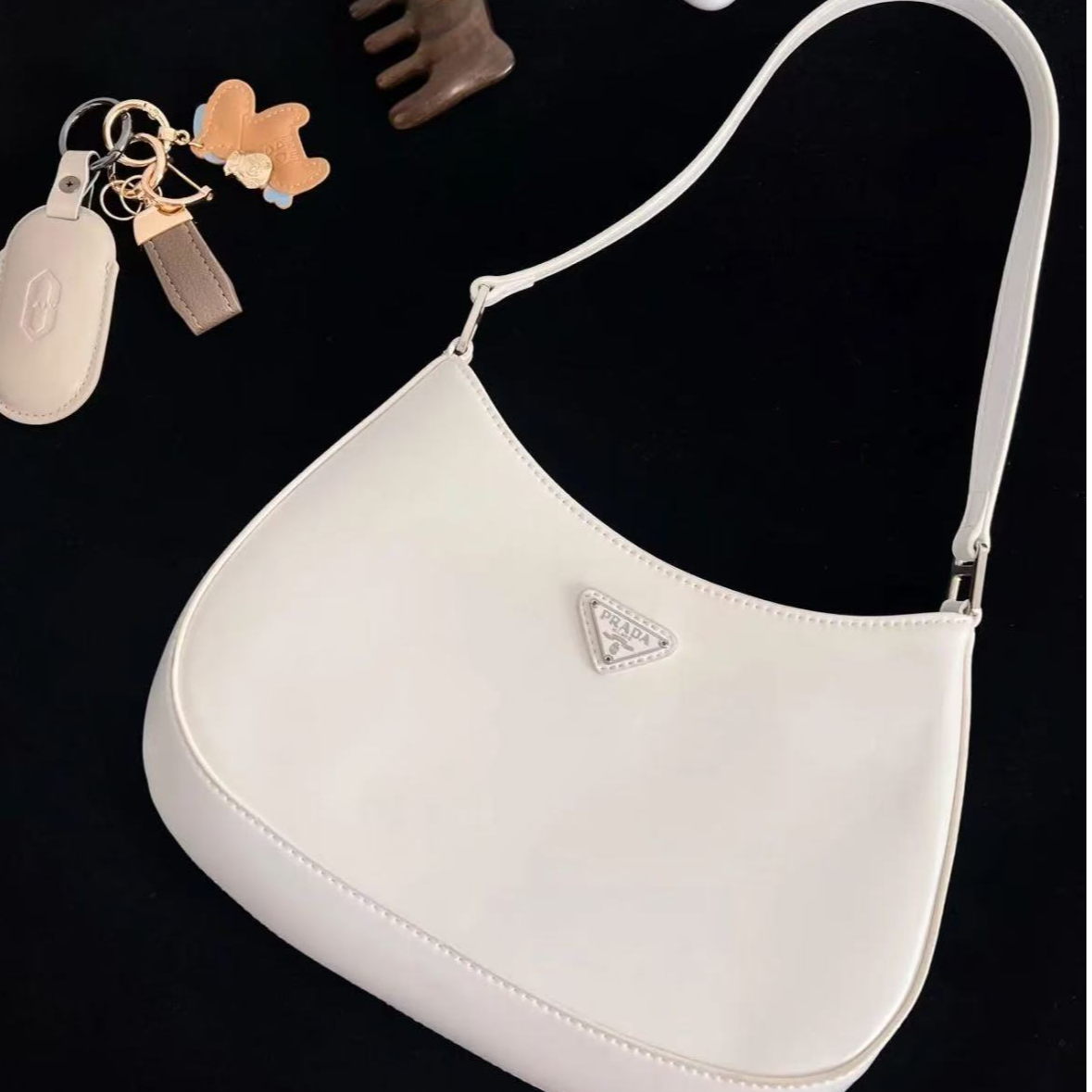 95新 Prada/普拉达 展会外场！白银漆皮hobo包