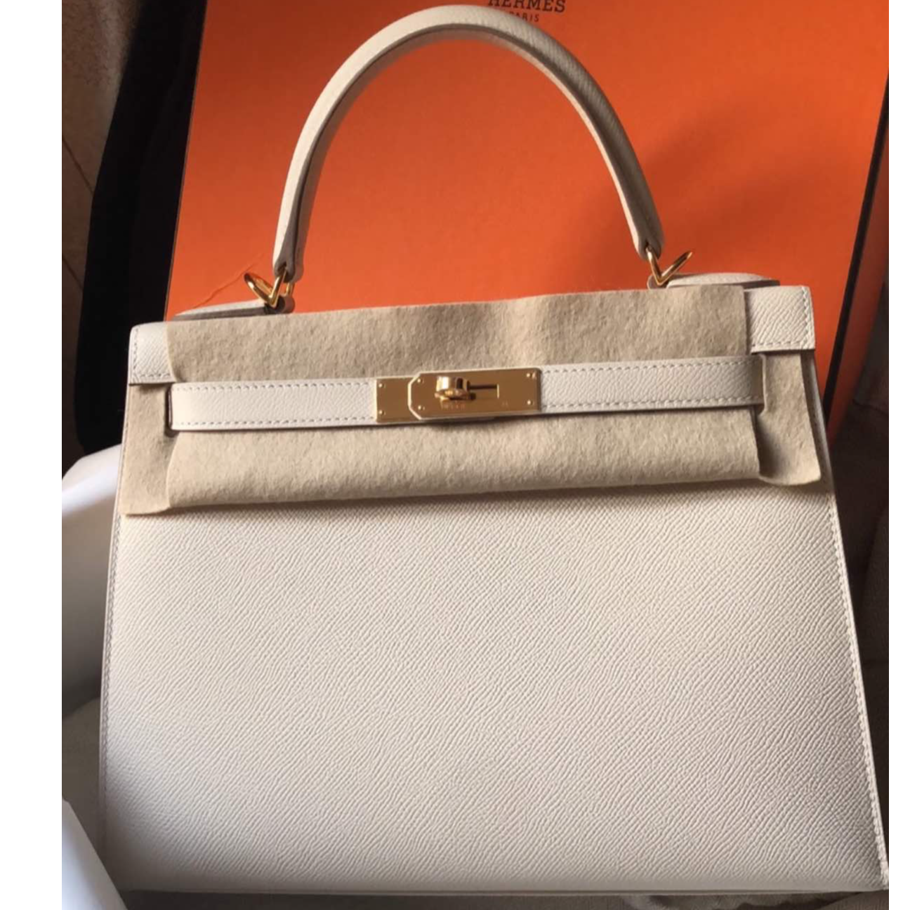 99新 Hermes/爱马仕 小花6珊 Kelly 28 奶昔白 Ep皮 X刻金扣包