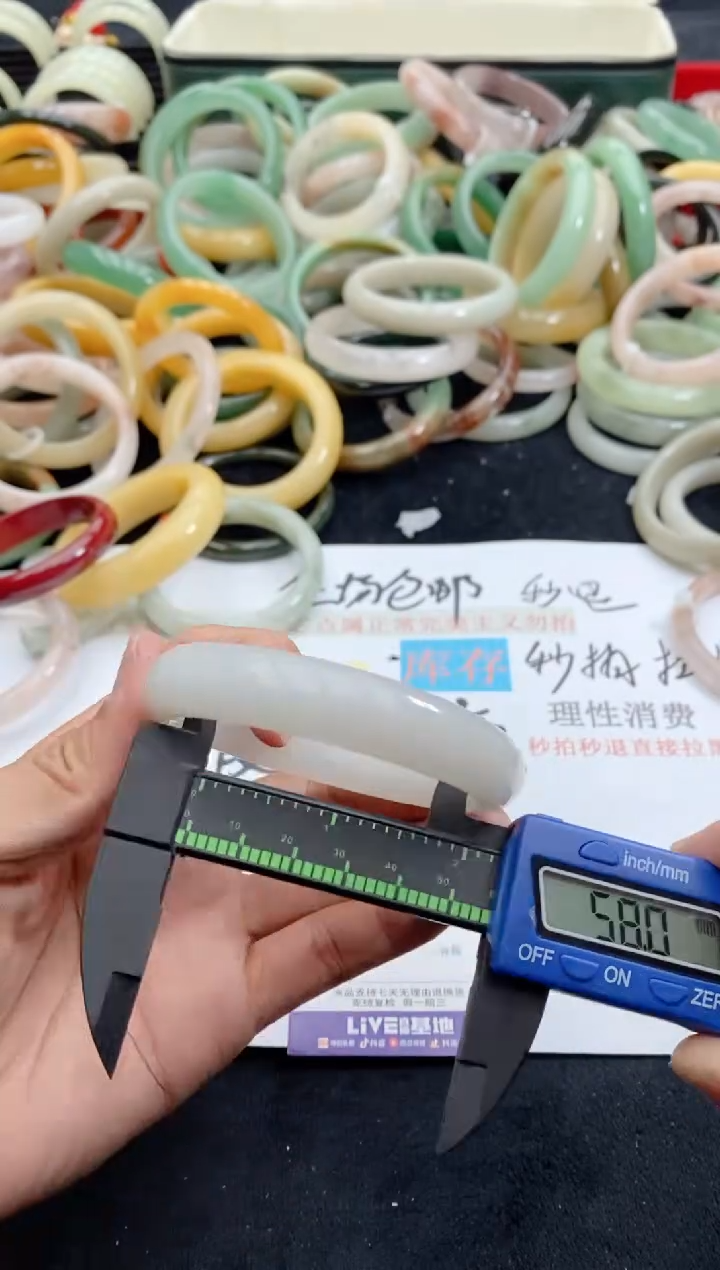 【闪购商品】石英质玉手镯未镶嵌62+57-58