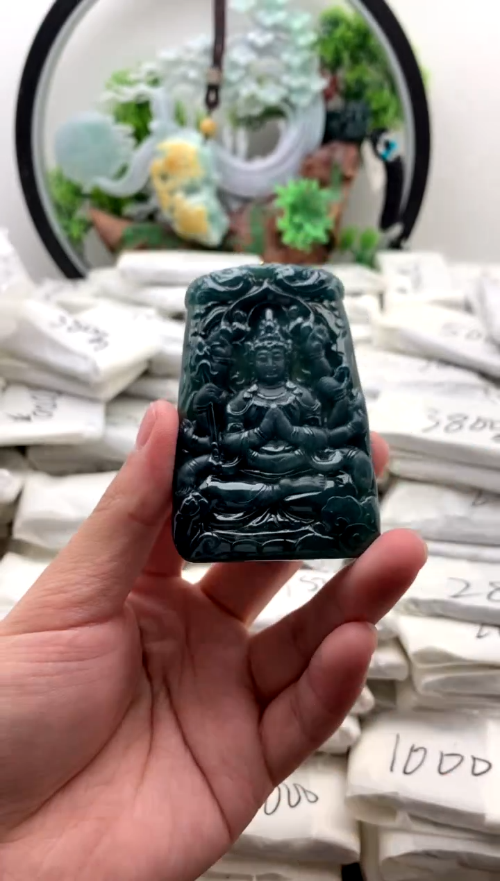 翡翠未镶嵌颈饰千手观音