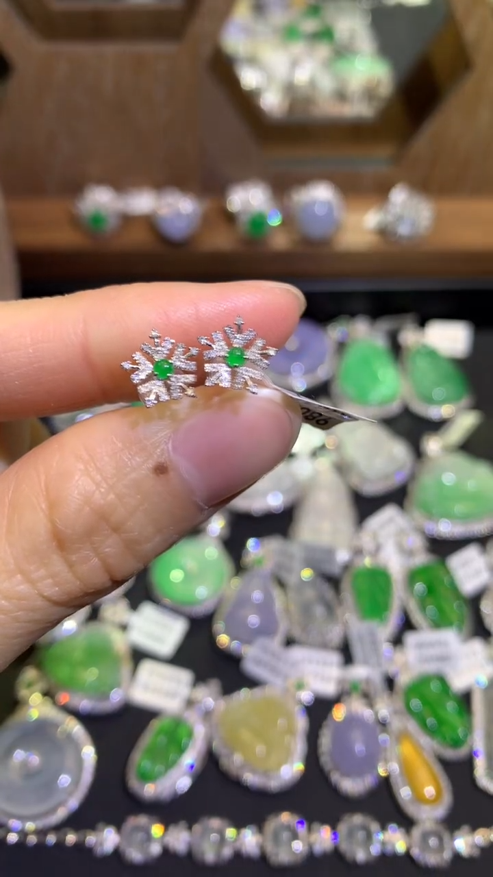 【闪购商品】翡翠吊坠(不含链)18K金镶嵌耳钉