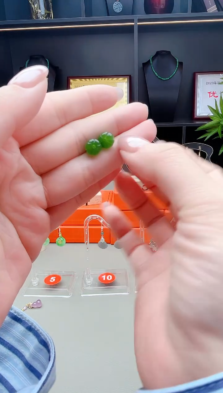 未镶嵌石英质玉（非洲翠）耳钉非洲翠耳钉