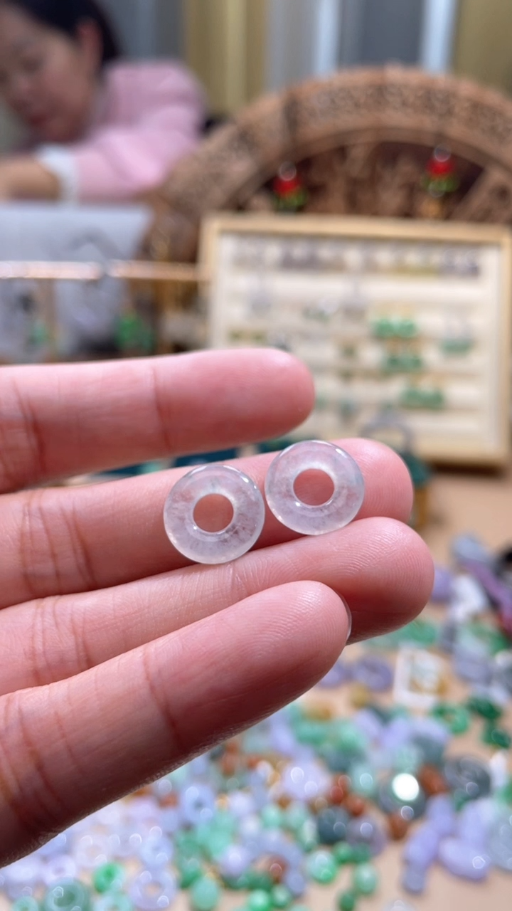 【闪购商品】翡翠颈饰未镶嵌甜甜圈一对