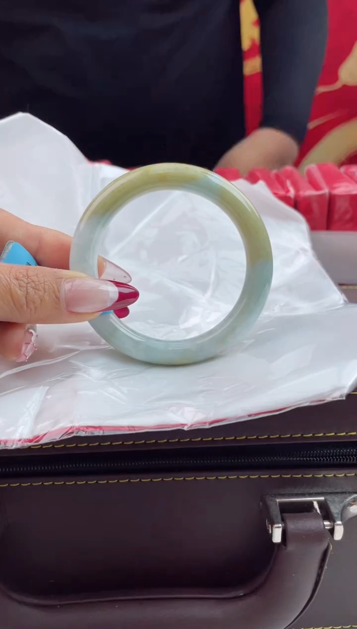 【闪购商品】翡翠手镯未镶嵌1翡翠手镯（微瑕）