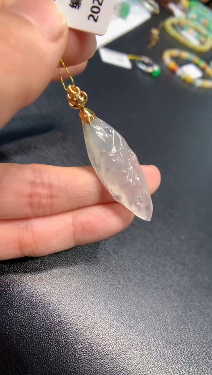 颈饰18K金镶嵌翡翠随形