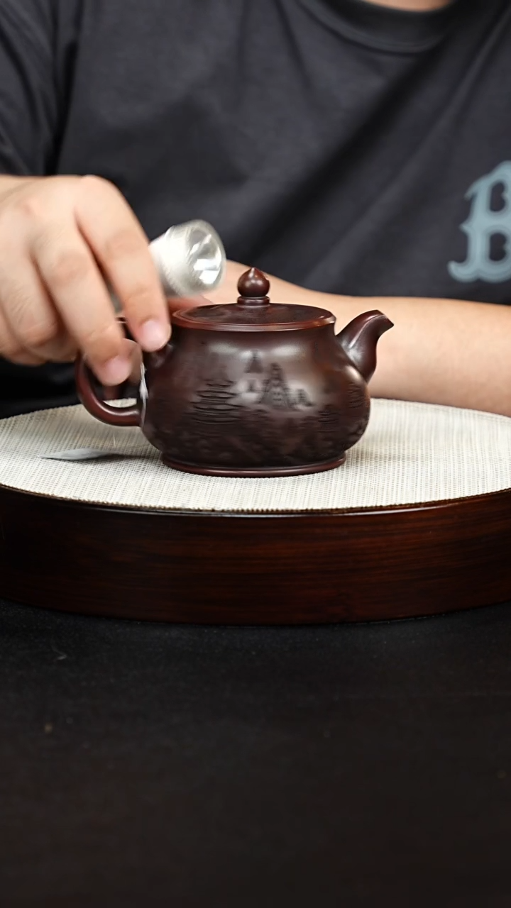 茶壶紫砂虎刻潘壶 古乌泥