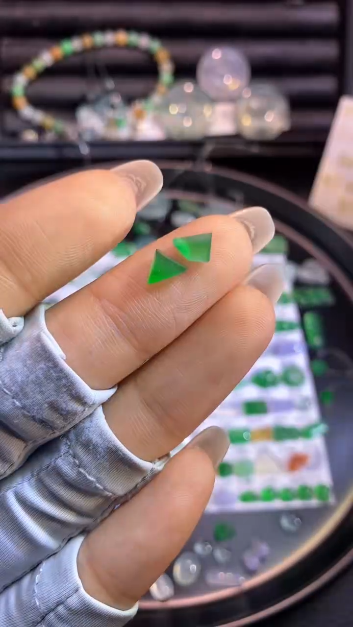 翡翠挂件未镶嵌切割