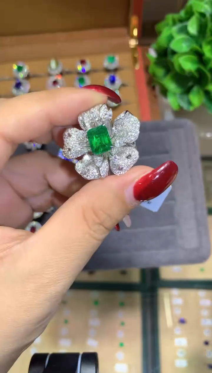 18K金镶嵌戒指祖母绿2.82ct