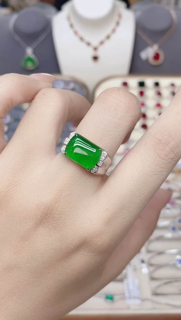 18K金镶嵌戒指翡翠.