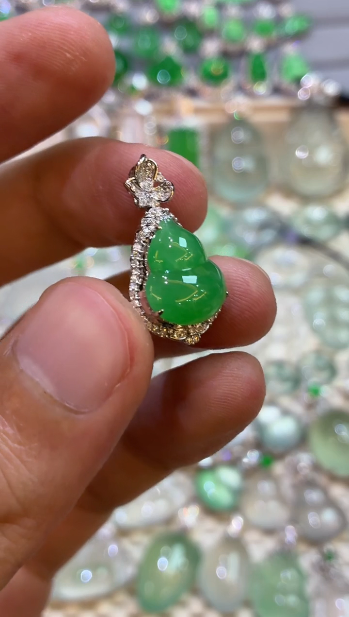 吊坠(不含链)18K金镶嵌翡翠葫芦