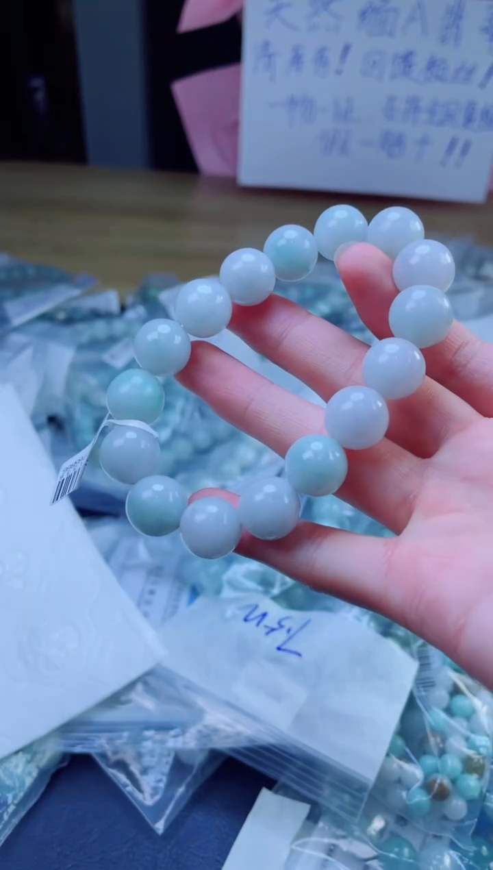 翡翠戒指未镶嵌珠串