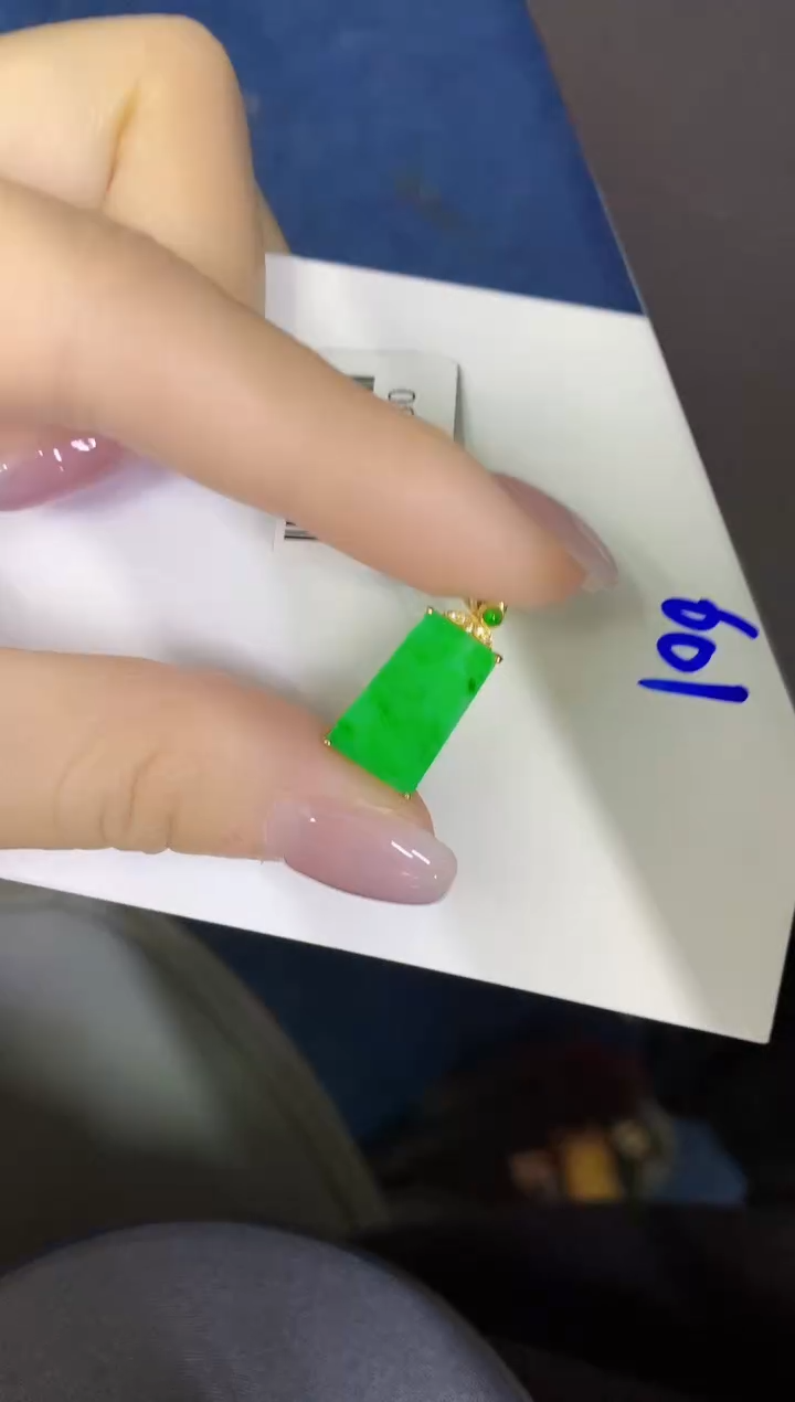 颈饰18K金镶嵌翡翠缅甸天然翡翠A货