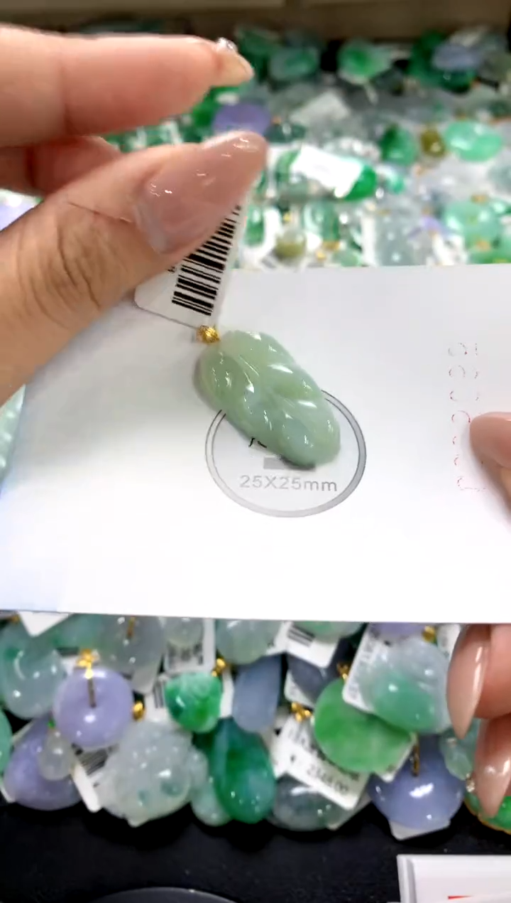 颈饰18K金镶嵌翡翠1111111111111111