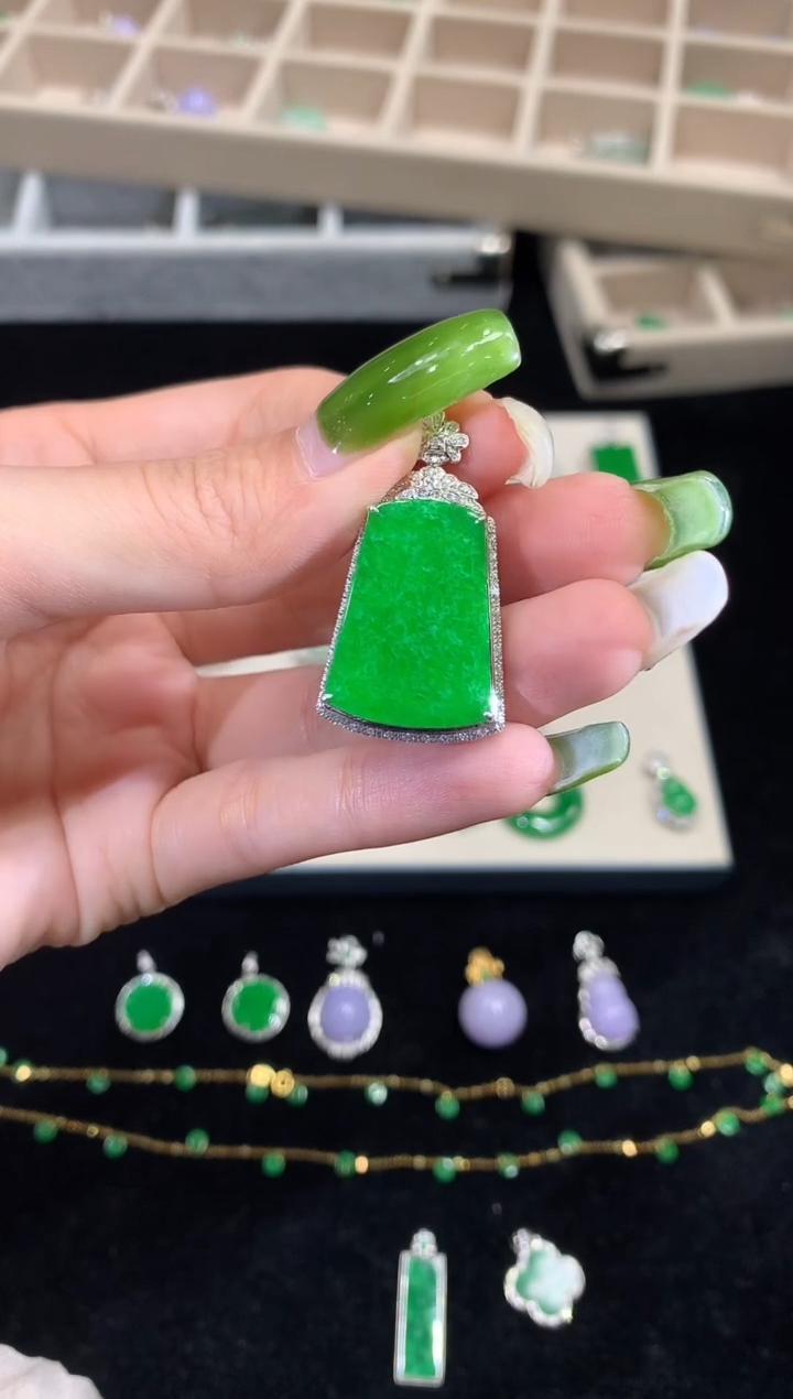 翡翠18K金镶嵌吊坠(不含链)无事牌  LYX  033