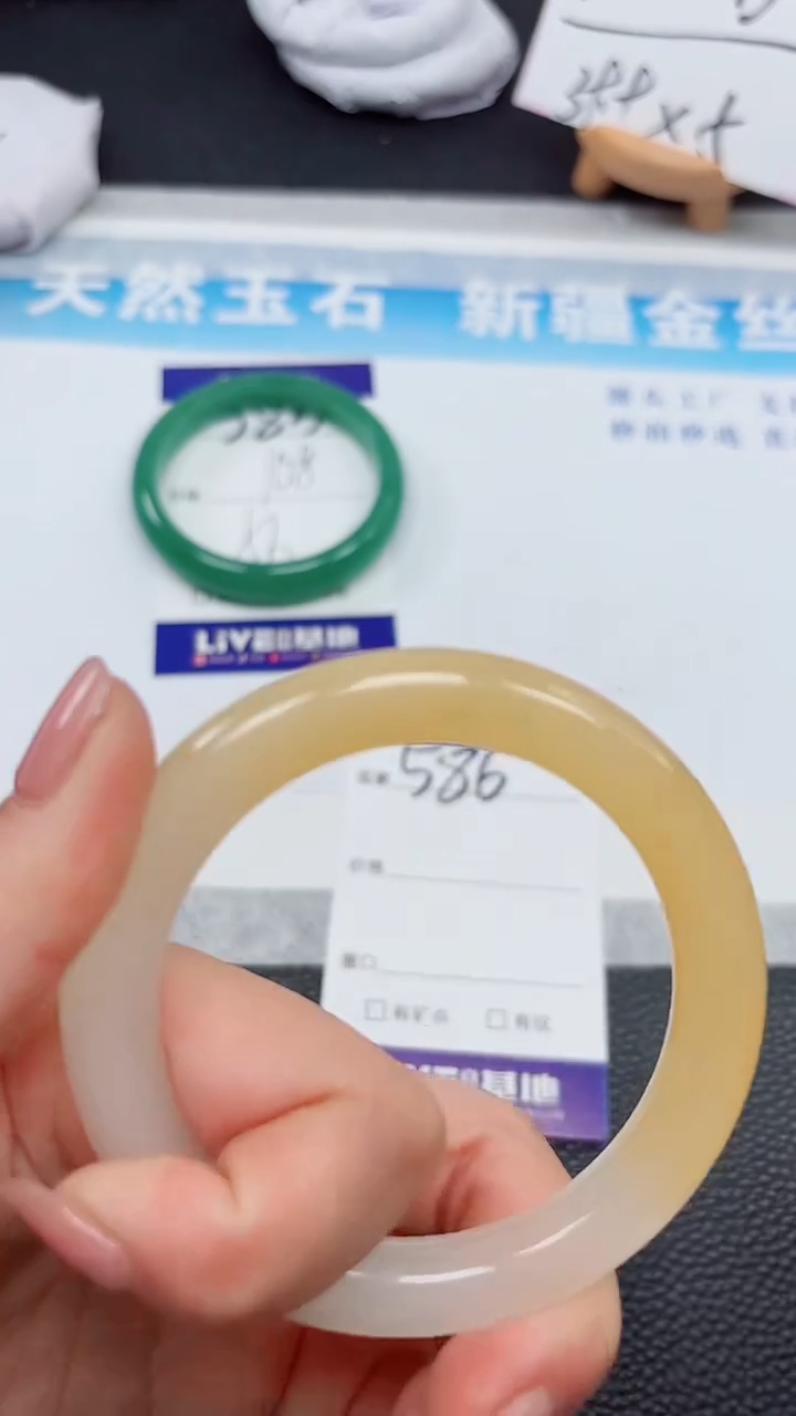 【闪购商品】石英质玉手镯未镶嵌586