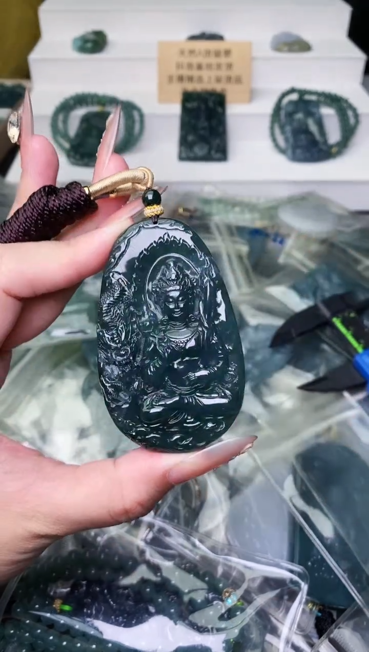 颈饰未镶嵌翡翠 