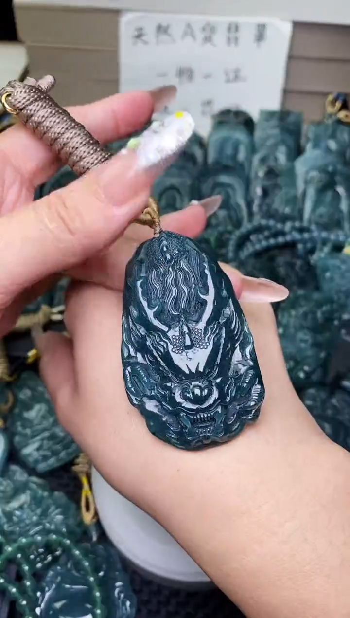 颈饰未镶嵌翡翠 