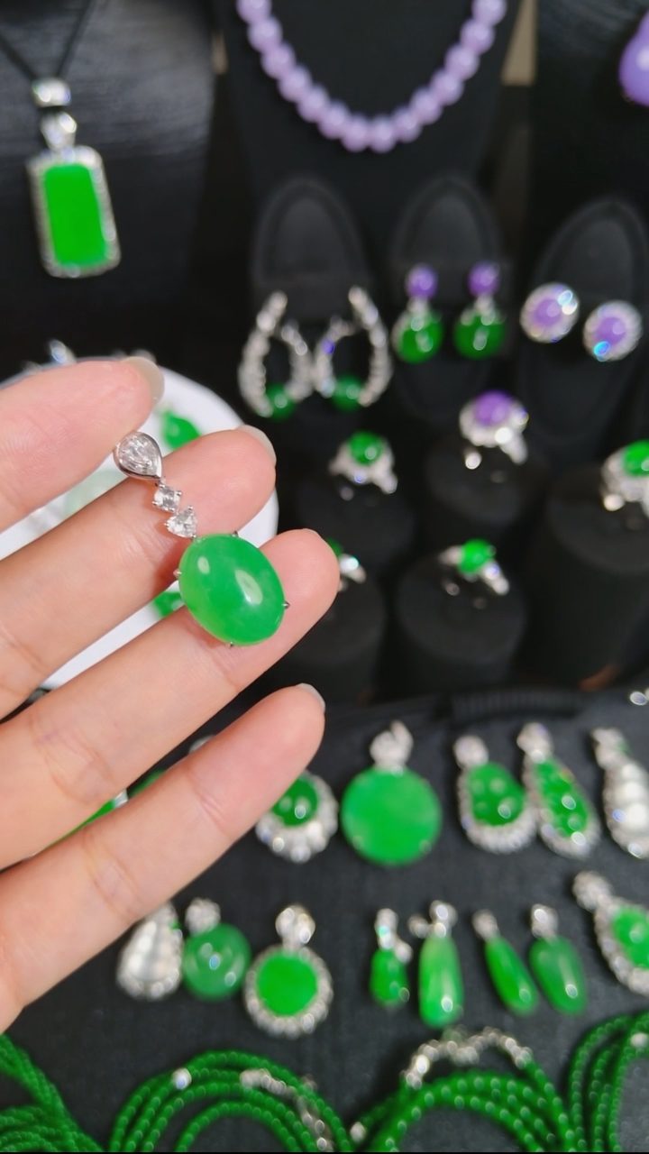 吊坠(不含链)18K金镶嵌翡翠蛋面吊坠