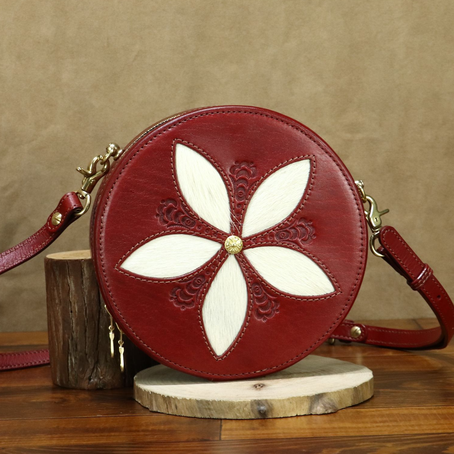 头层牛皮托斯卡纳真皮女士复古风小众雕刻紫荆花圆饼包包