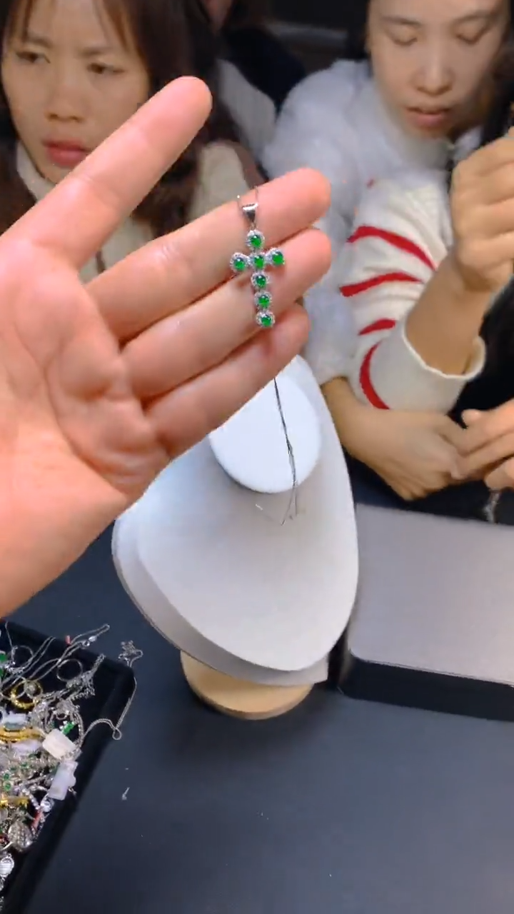 【闪购商品】翡翠吊坠(赠链)未镶嵌0951068888