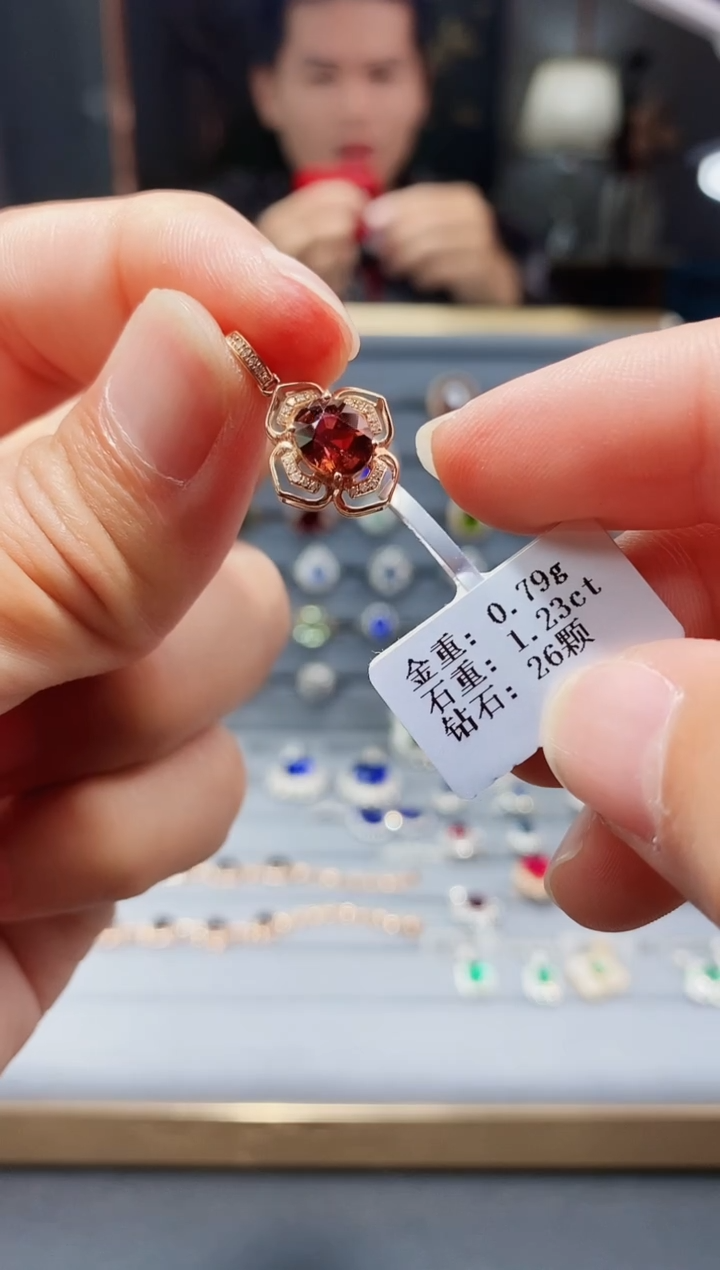 【闪购商品】碧玺颈饰18K金镶嵌1.23.