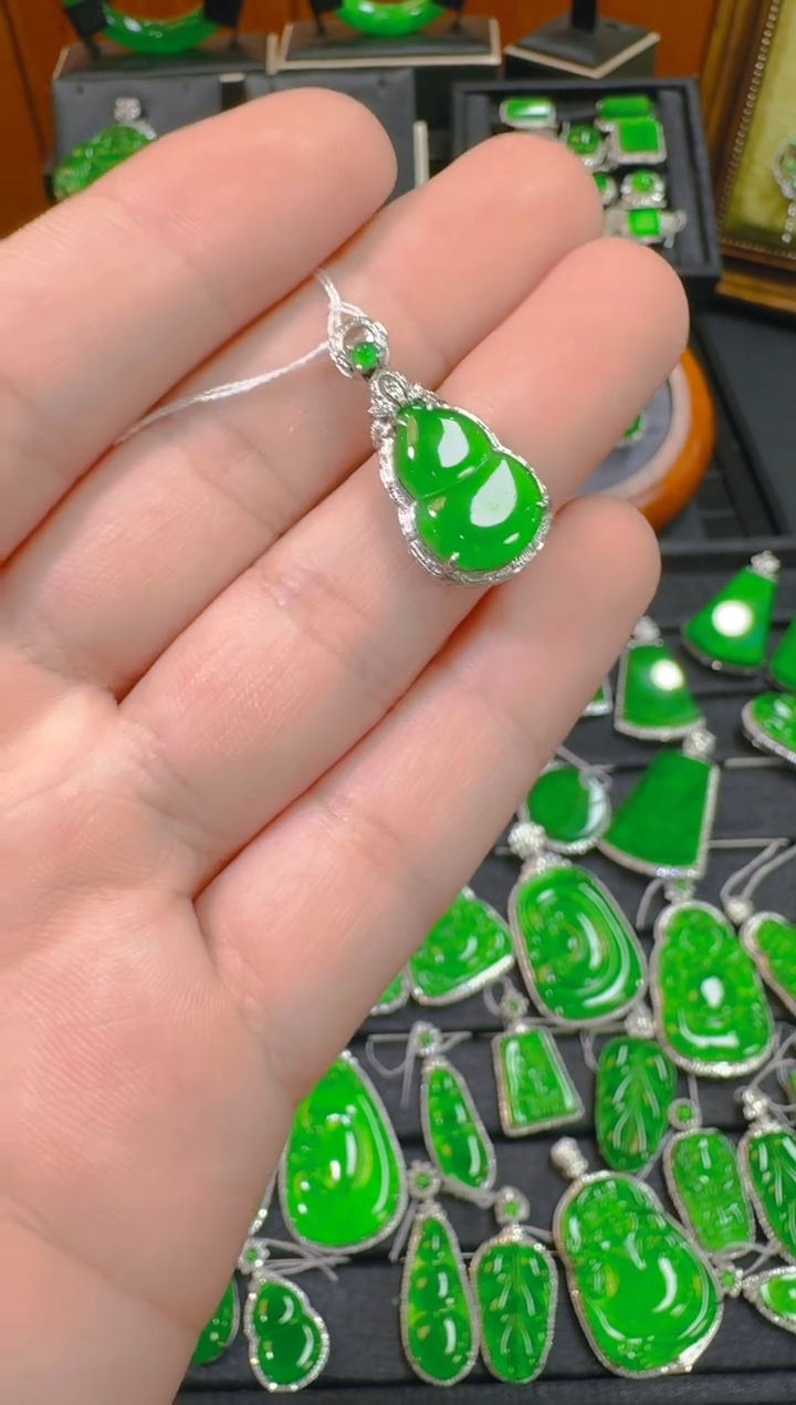 【闪购商品】翡翠吊坠(赠链)18K金镶嵌天然A货翡翠