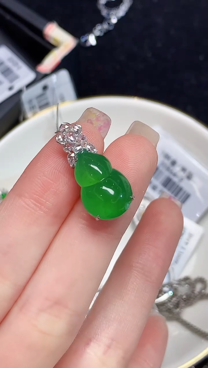 吊坠(不含链)18K金镶嵌翡翠多样性发其一