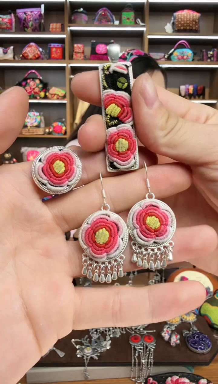 【闪购商品】织绣80蒙阿苏苗绣传承