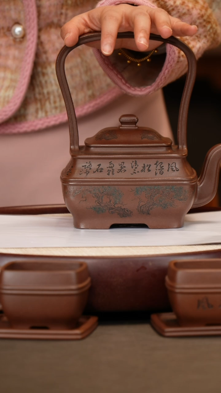 【闪购商品】紫砂茶壶【顾顺娣】紫玉金砂双线四方提梁750CC