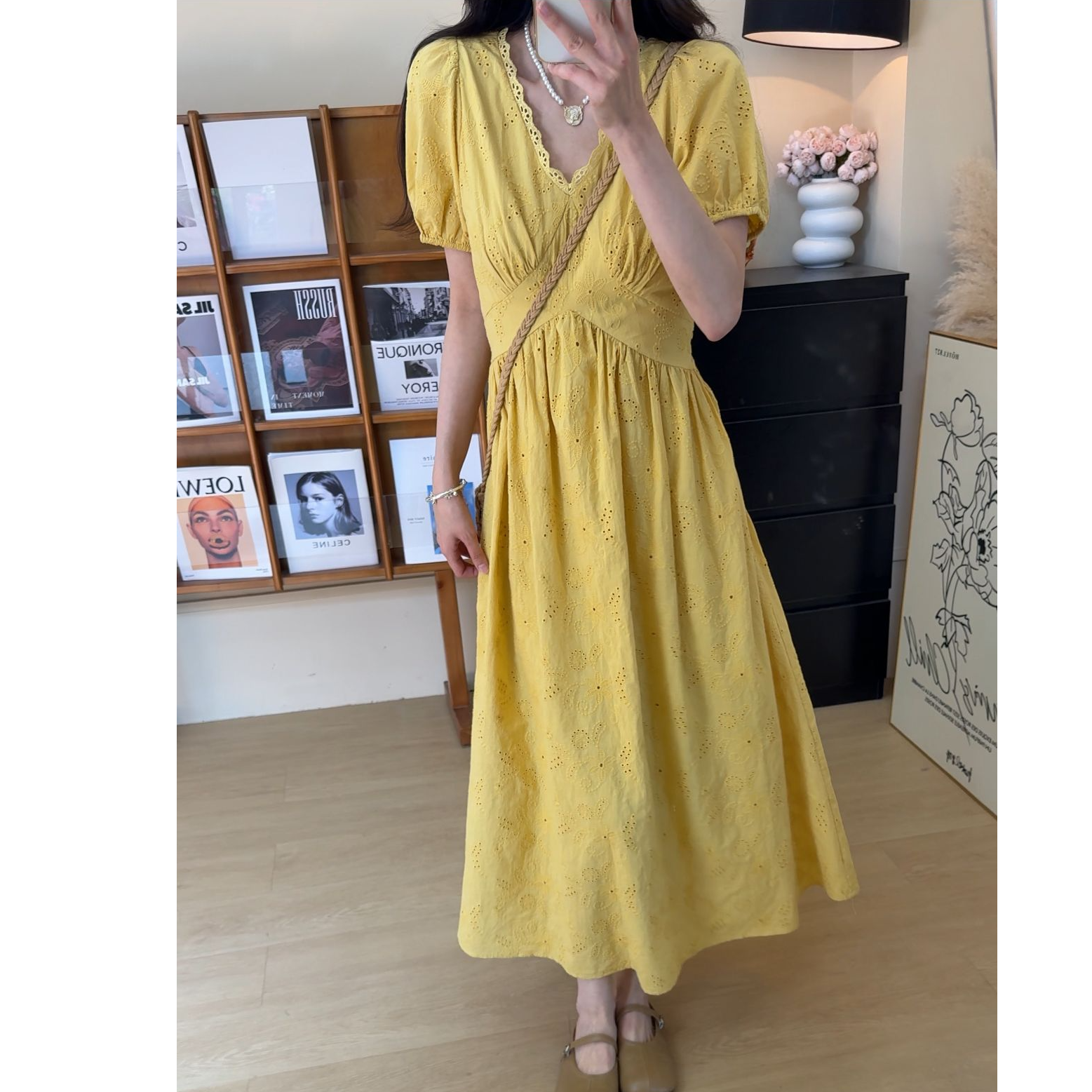 2025夏季上新阳光女孩V领刺绣镂空花花海边度假气质高腰连衣裙