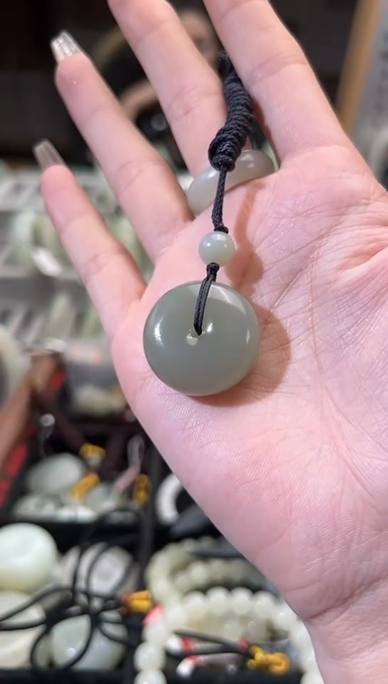 【闪购商品】和田玉吊坠(赠链)未镶嵌且末料青白玉平安扣16克