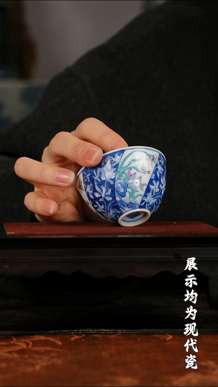 【栗子严选】涂杏花斗彩开瓣蓝地兰花卧足杯