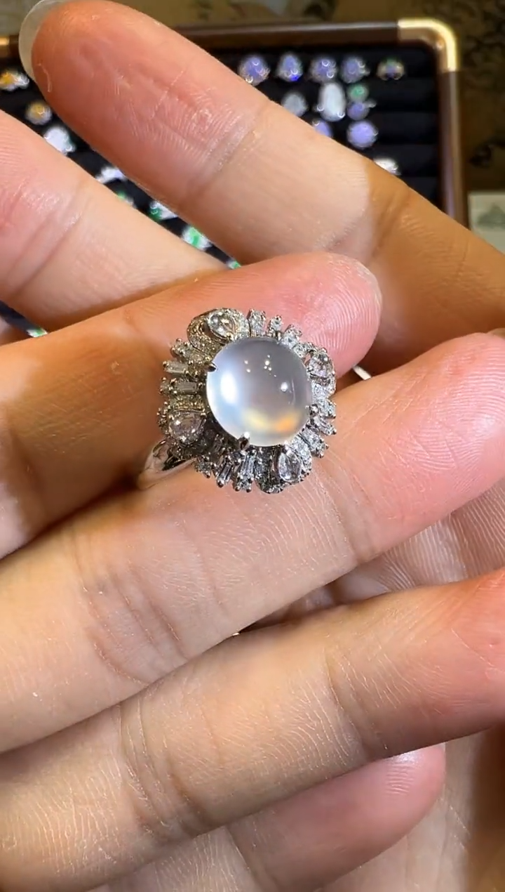 【闪购商品】翡翠戒指18K金镶嵌玻璃种极光白蛋面戒指吊坠两用