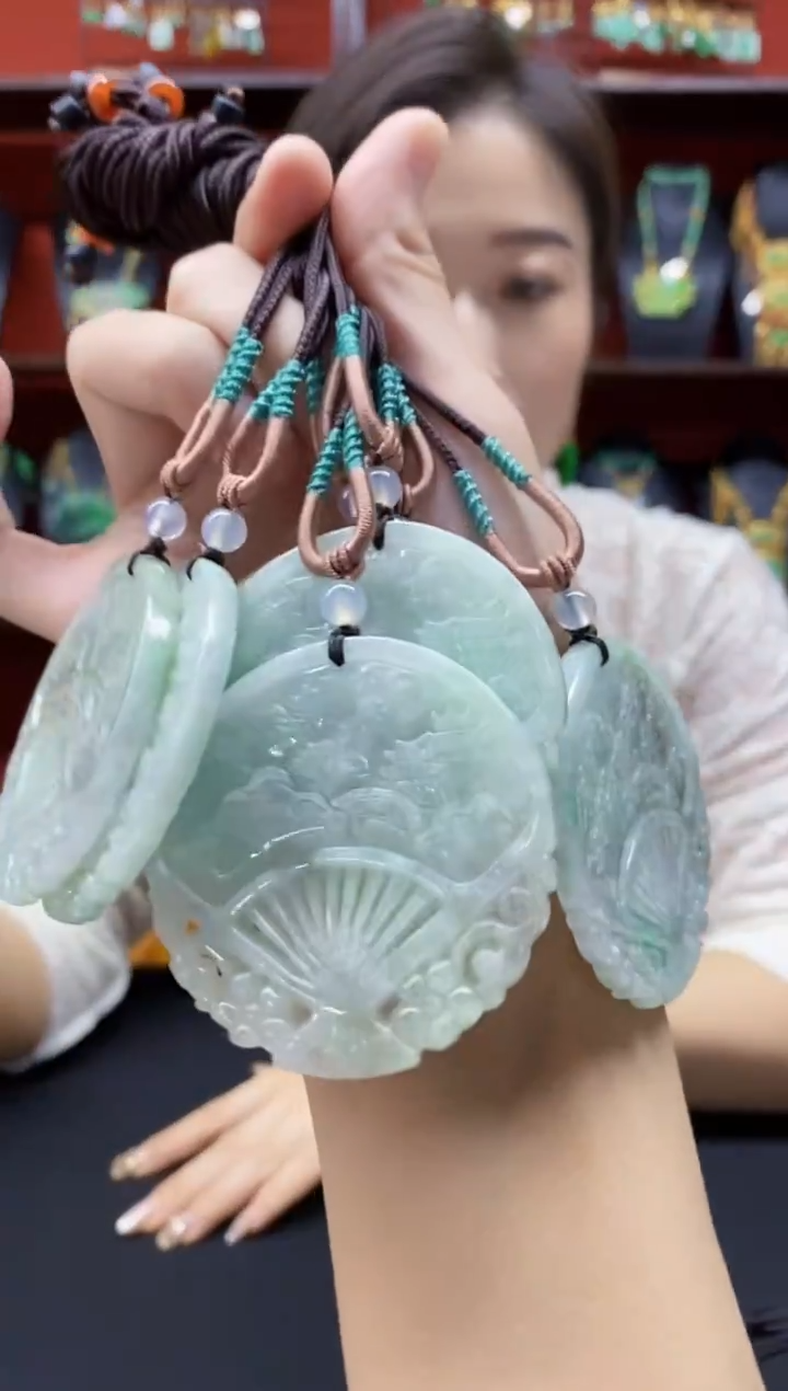 颈饰未镶嵌翡翠吊坠多样发其一