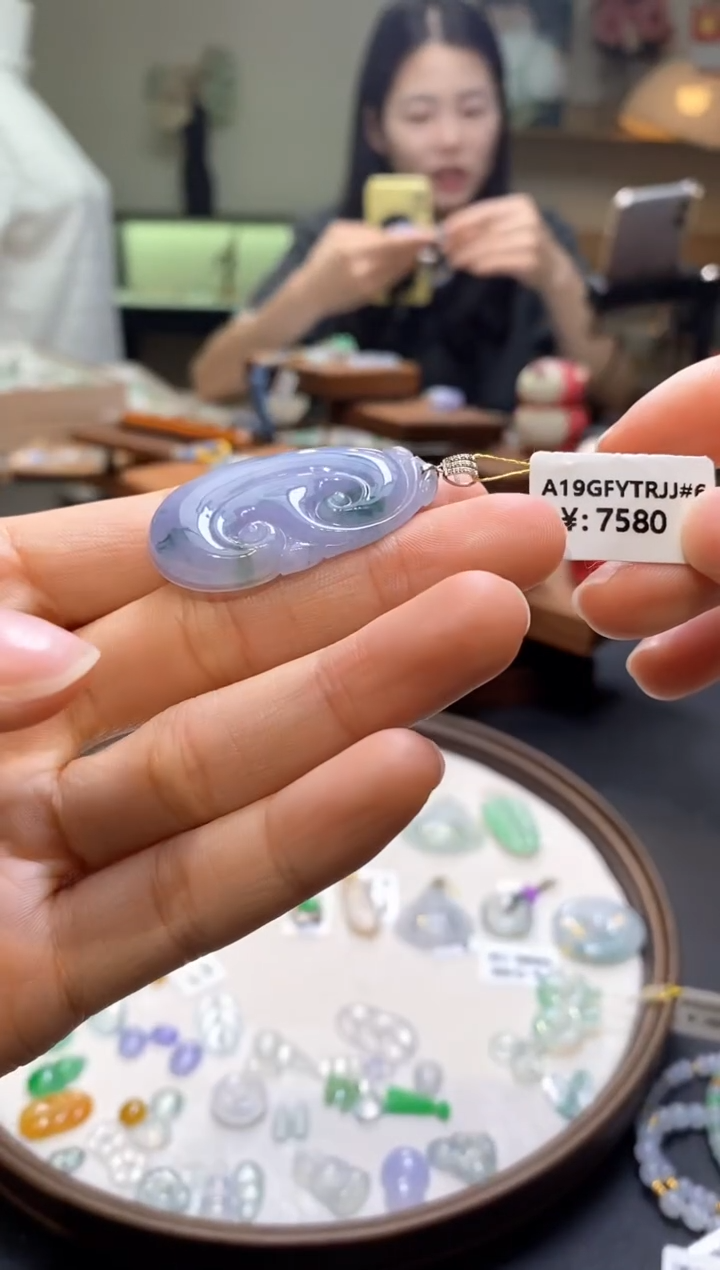 翡翠18K金镶嵌颈饰如意