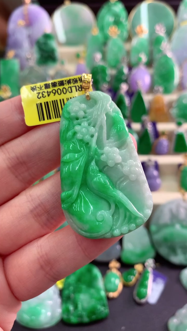 颈饰18K金镶嵌翡翠挂件