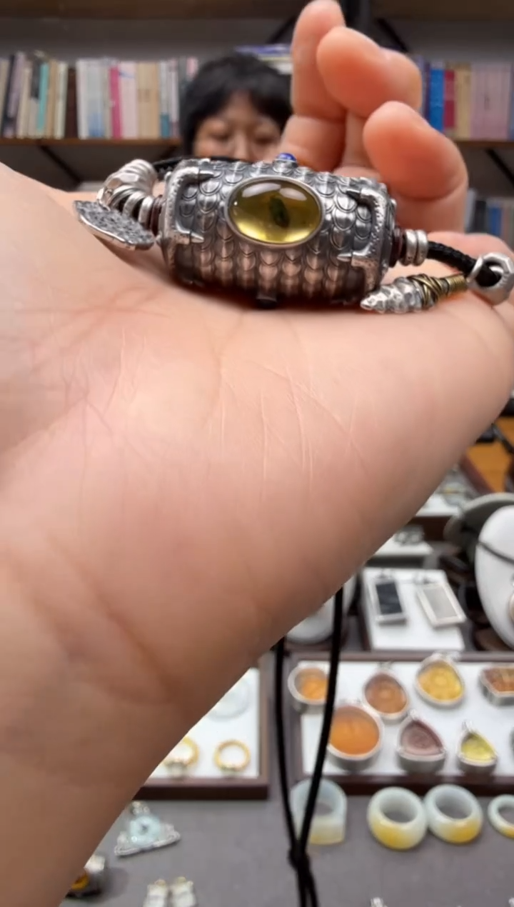 琥珀颈饰未镶嵌虫珀吊坠