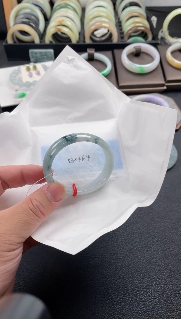 【闪购商品】翡翠手镯未镶嵌53贵妃 有纹裂棉