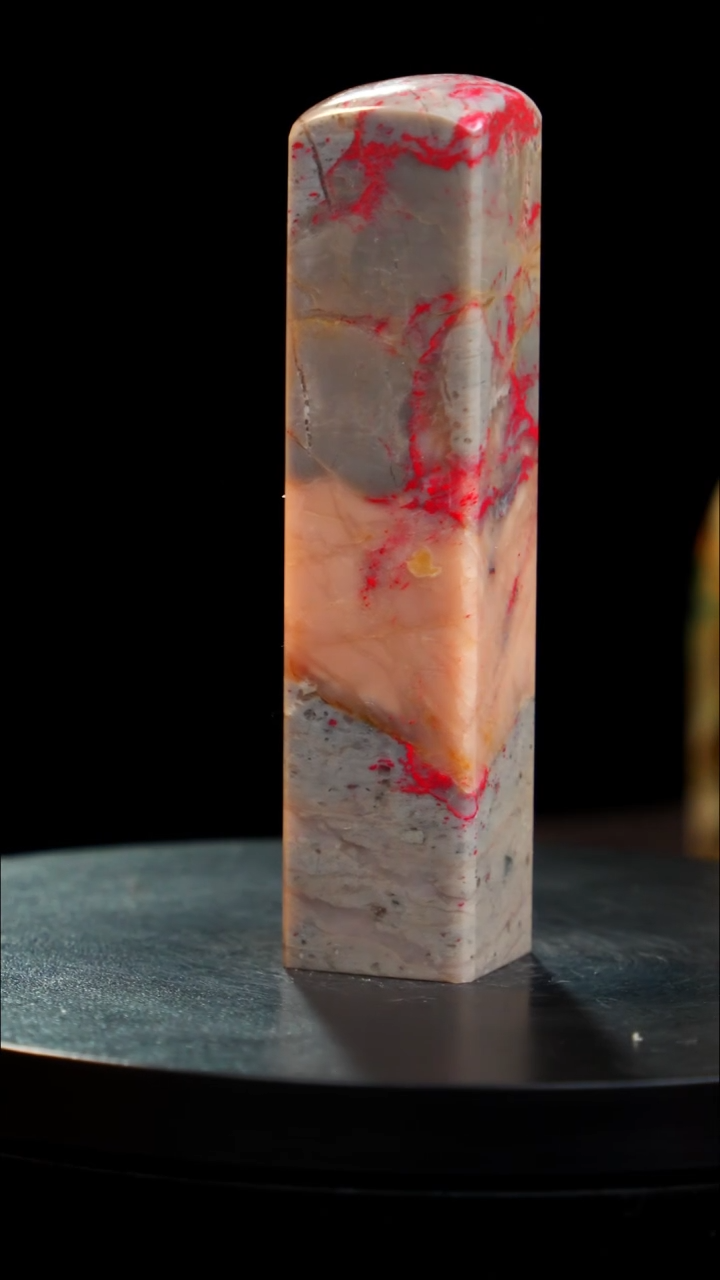 昌化石牛角冻鸡血石