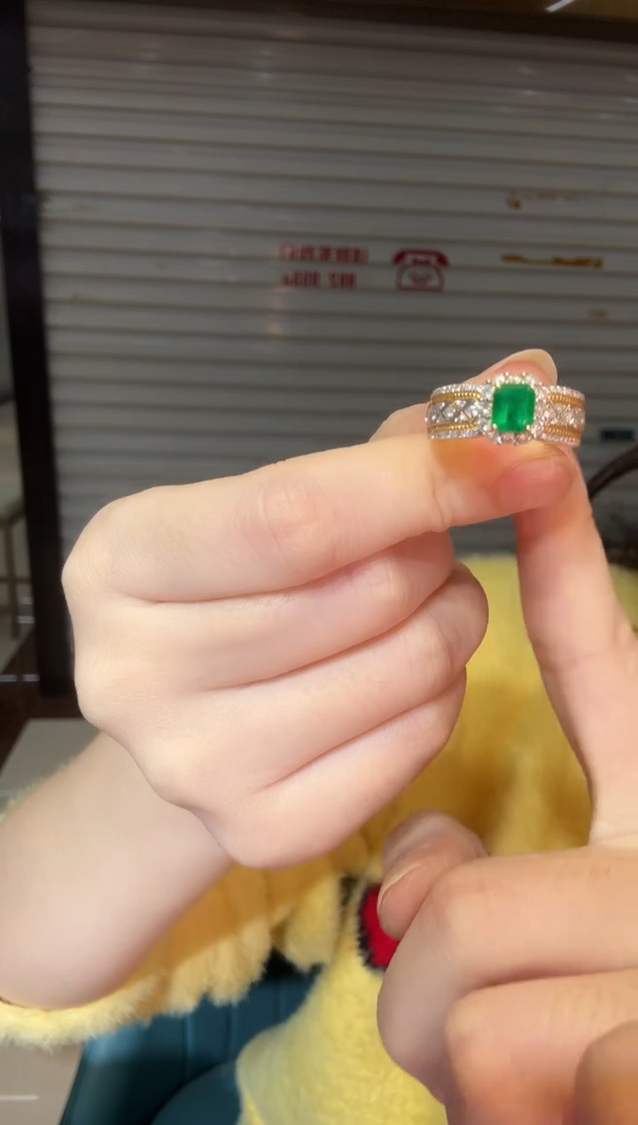 18K金镶嵌戒指祖母绿0.73ct