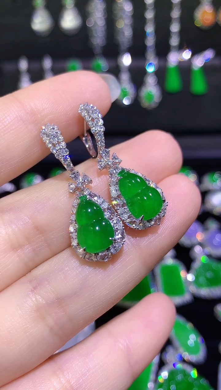 18K金镶嵌翡翠耳饰高冰满绿葫芦耳坠