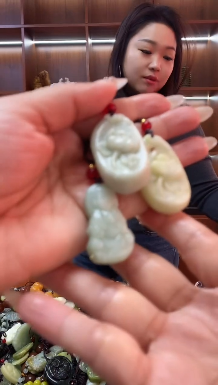 未镶嵌岫玉吊坠拍一发三