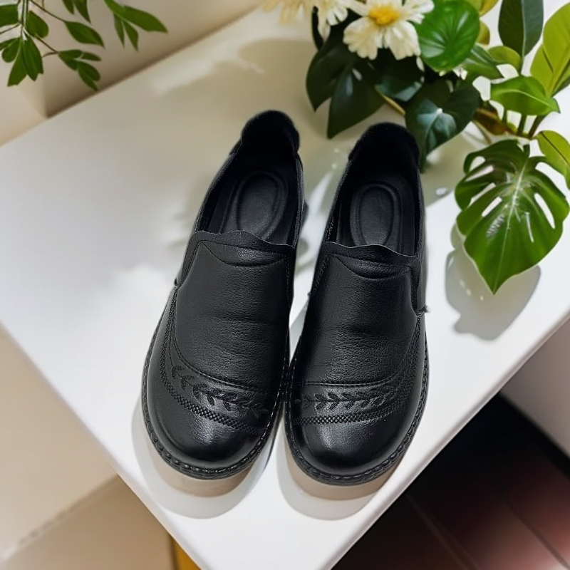 头层牛皮新款时尚经典防滑平底软底真皮透气养脚一脚蹬黑色妈妈鞋