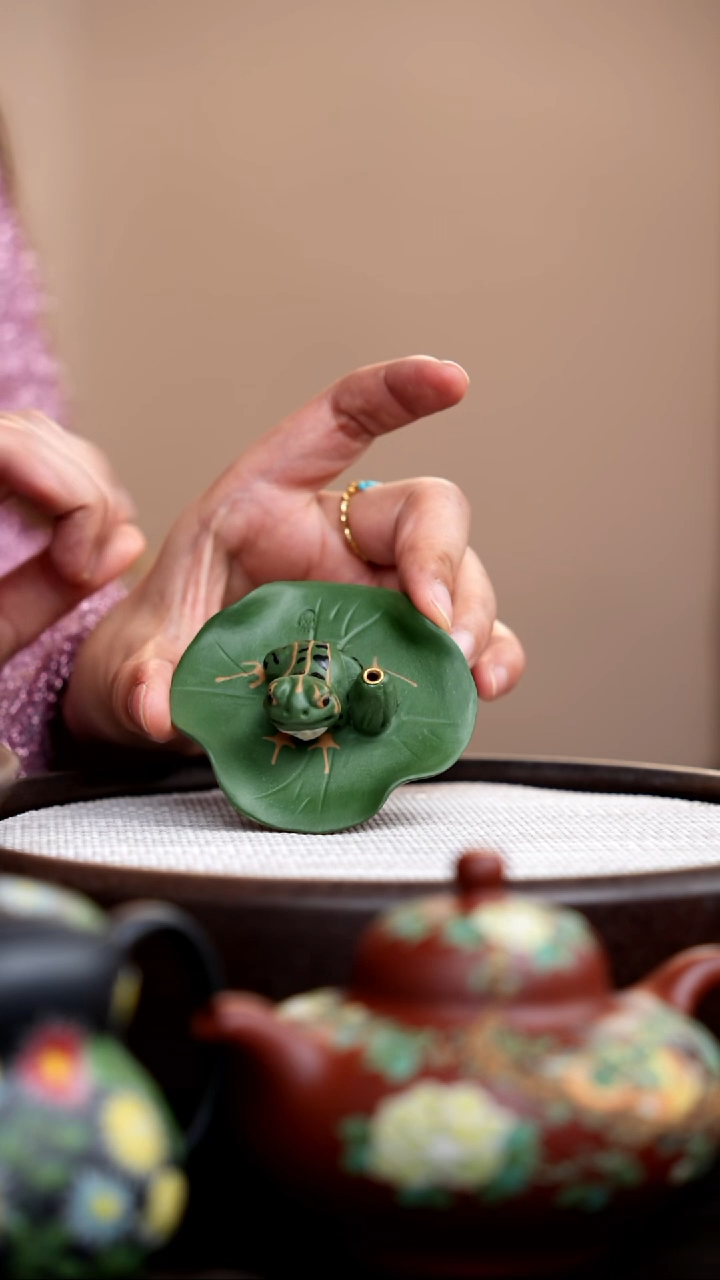 茶壶紫砂民国绿青蛙荷叶香插