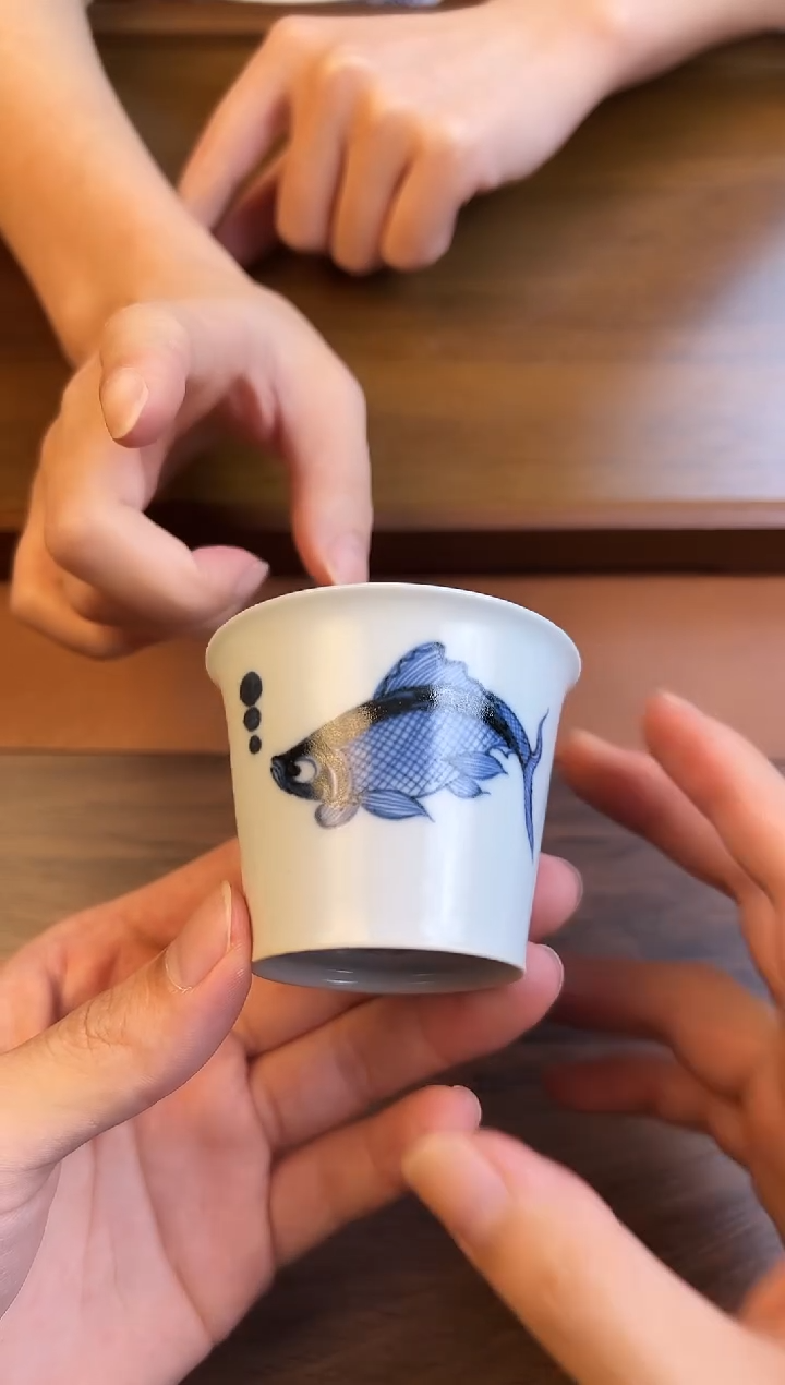 问青坊纯手工手绘青花鱼纹柴窑可乐杯