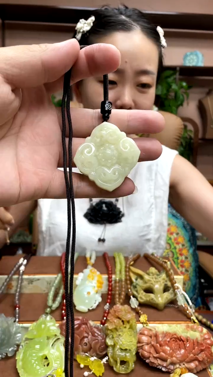 未镶嵌岫玉吊坠·
