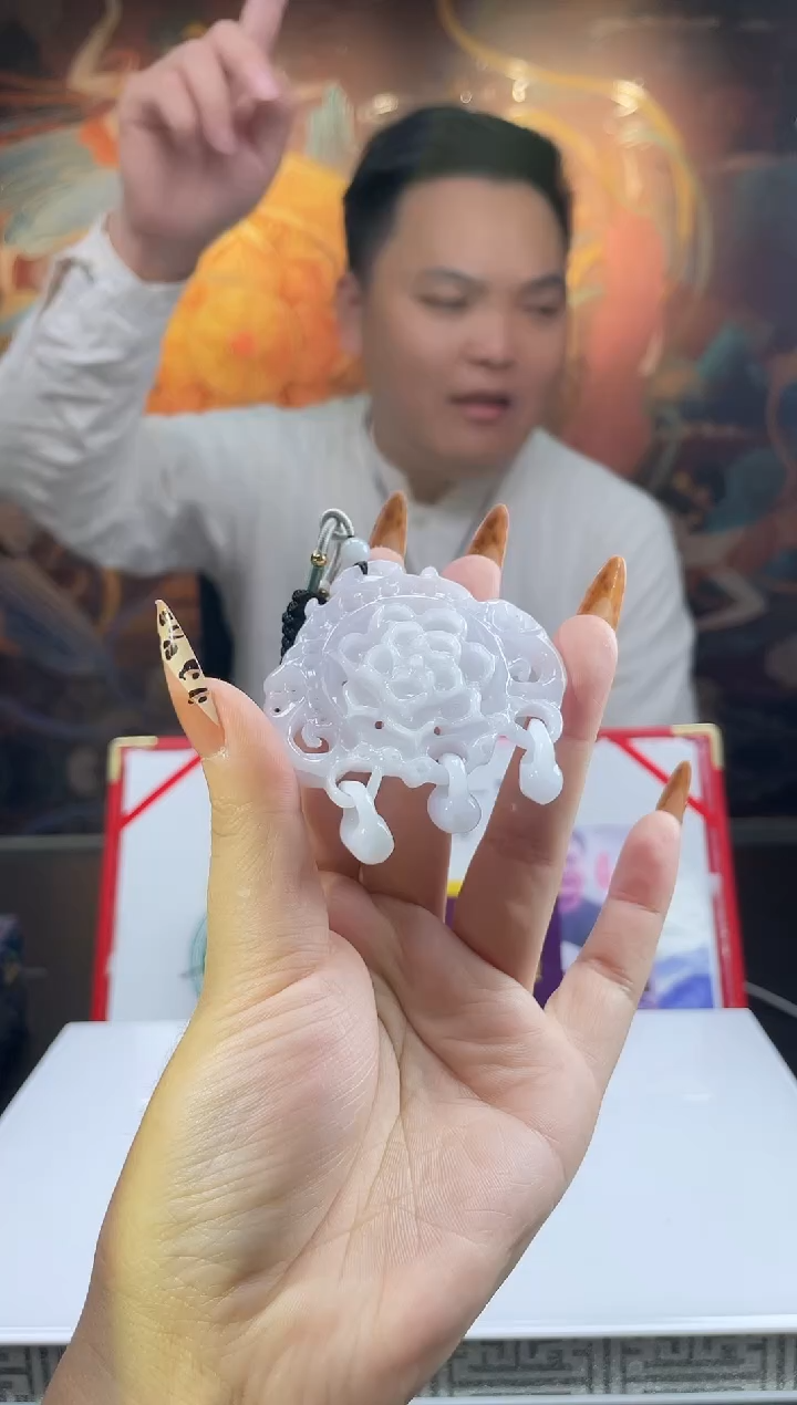 翡翠未镶嵌颈饰多样性发其一