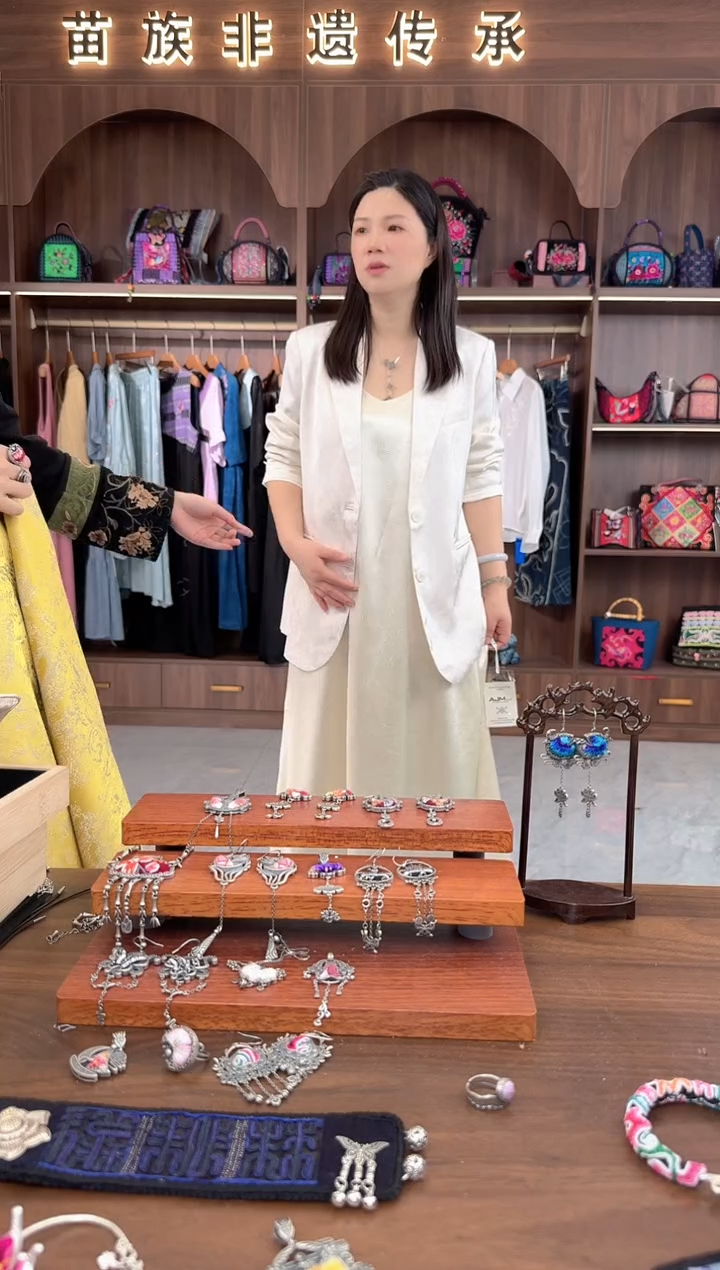【闪购商品】织绣扶光苗绣传承L18