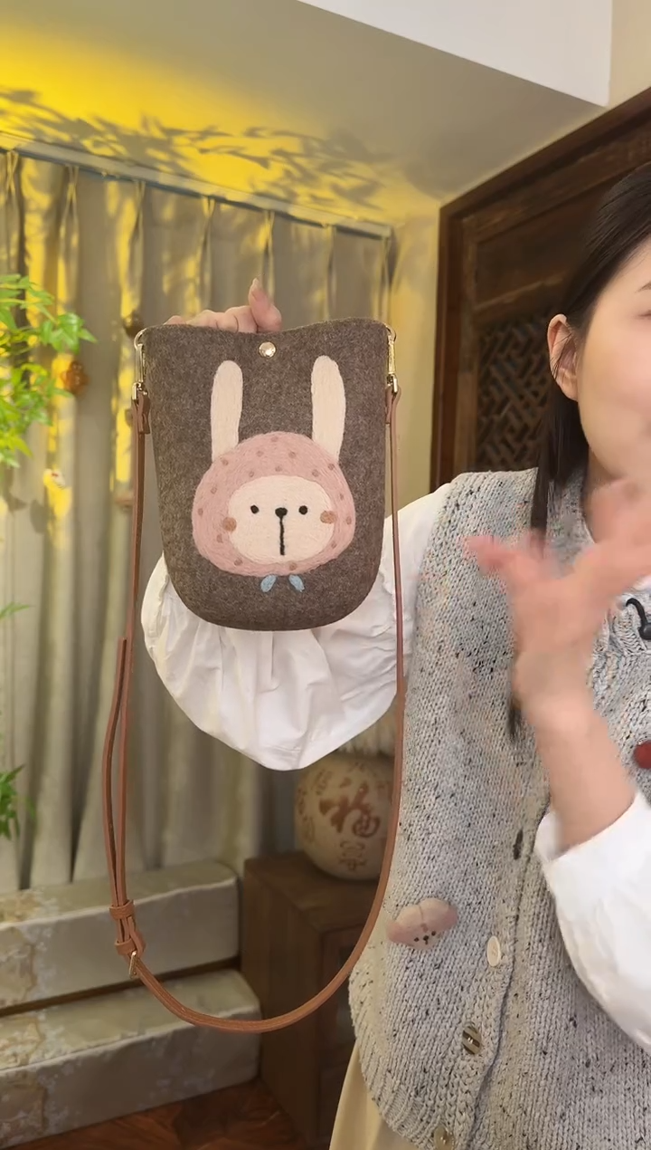 羊毛非遗纯手工包  手机包兔子