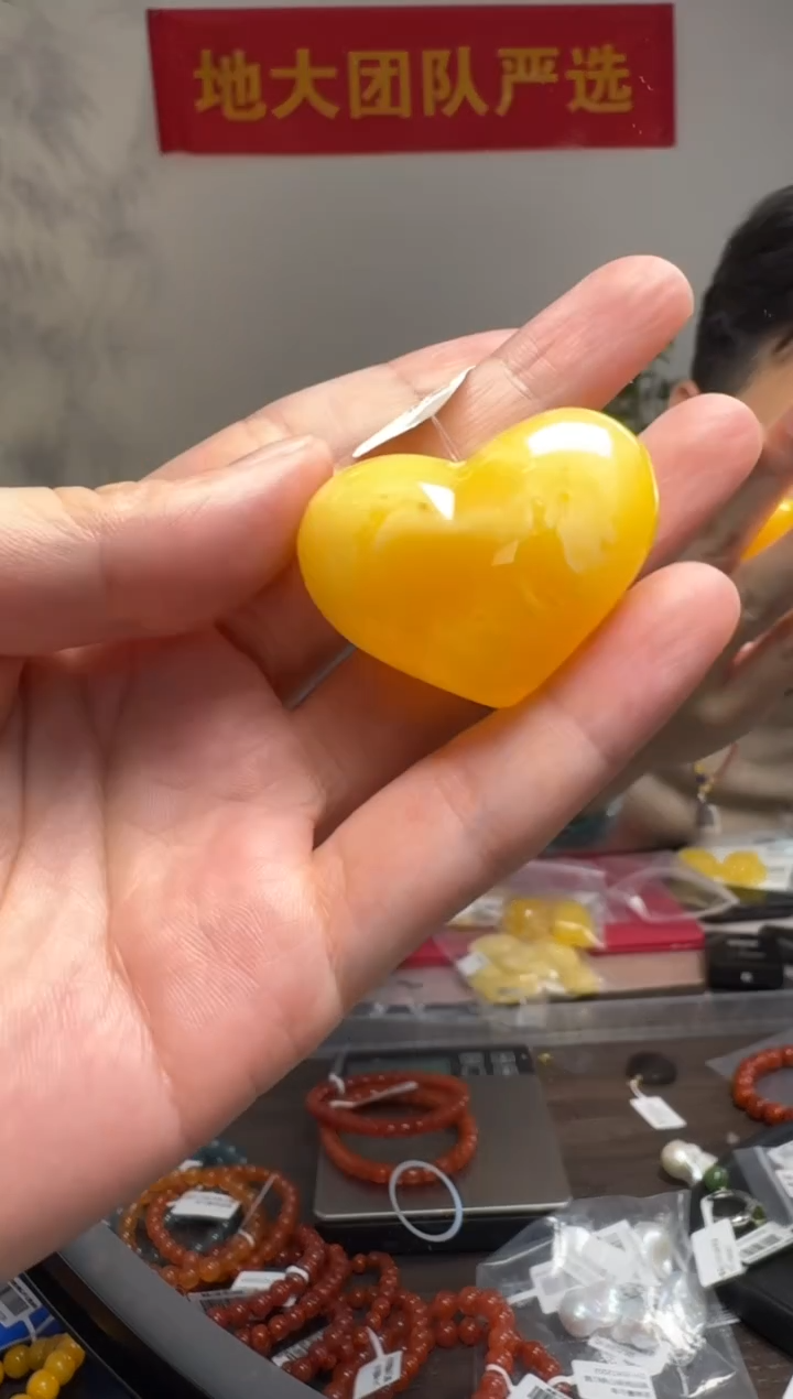 琥珀吊坠(不含链)未镶嵌俄料鸡油黄鸡油红爱心蜜蜡吊坠